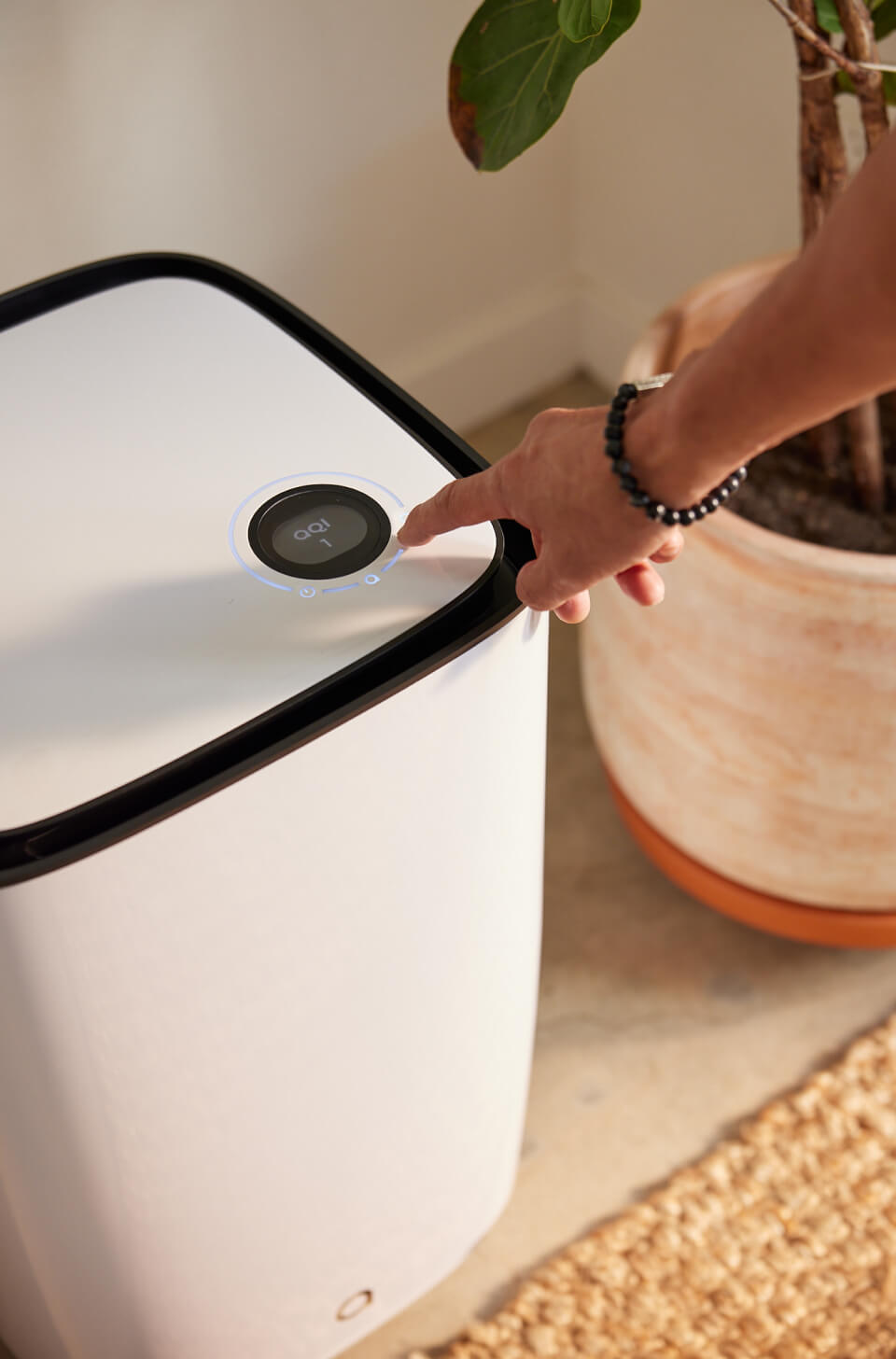 Intuitive touchscreen provides device-setting changes and air quality at a glance